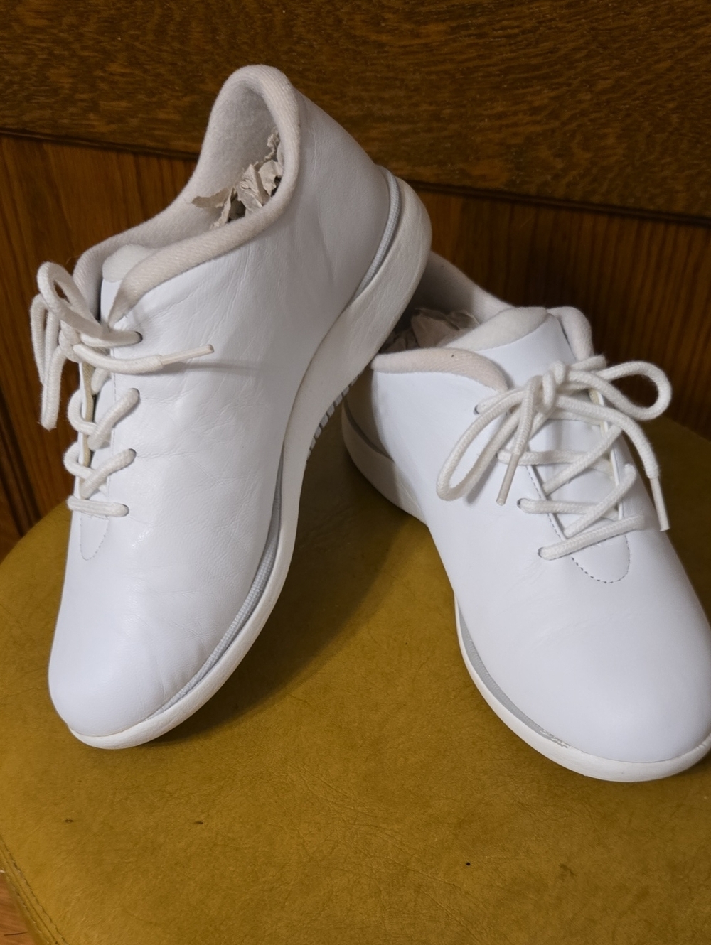 Easy Spirit White Leather Lace-Up Sneakers